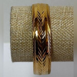 Vintage Unsigned Trifari Polished Goldtone Diamond Cut Etched Bangle Bracelet